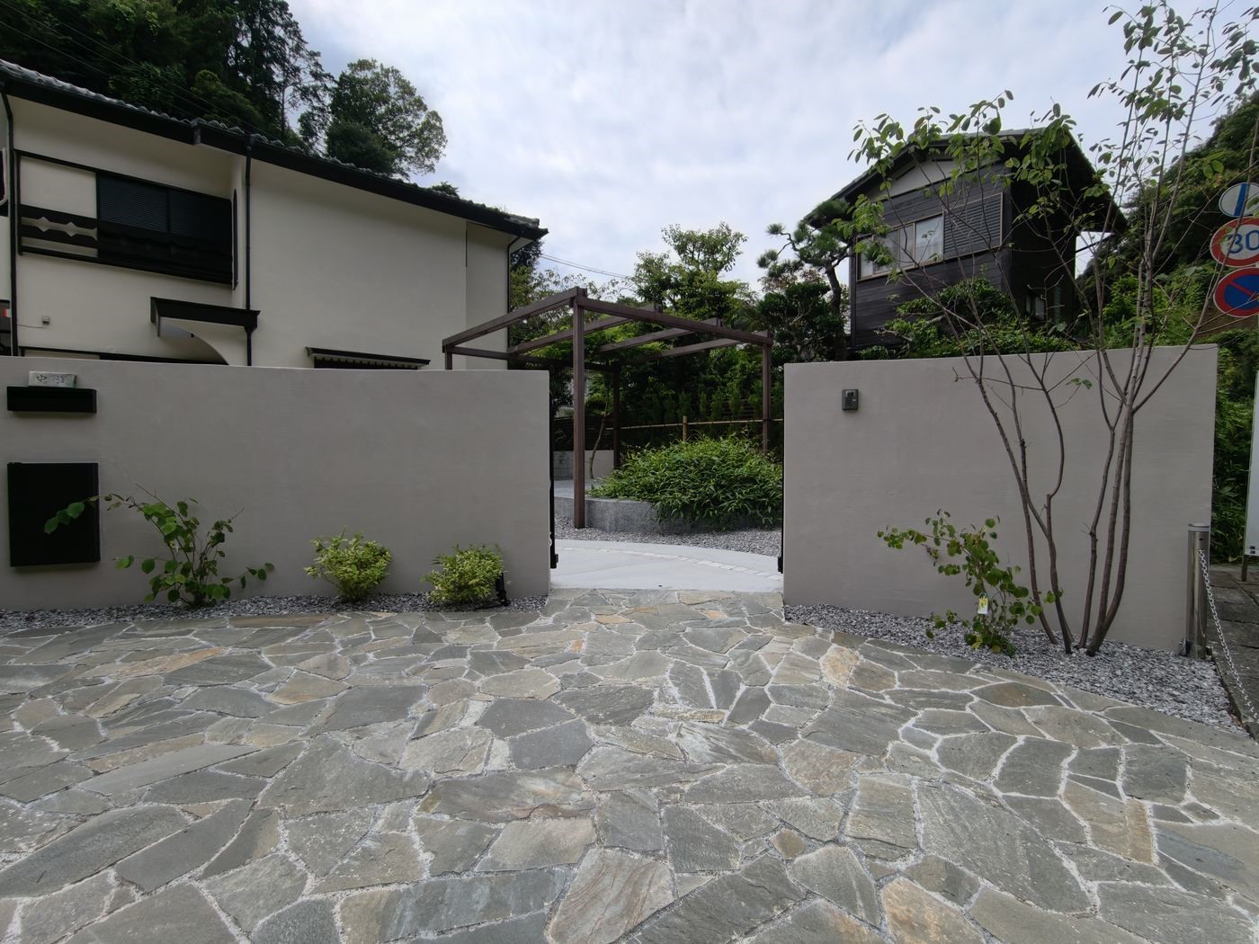 鋳物門扉「ロヴァンティ」の花模様デザインのクローズアップ。両開きで開いた状態